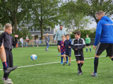 Laatste training S.K.N.W.K. JO7-1 (partijtje tegen de ouders) van maandag 27 mei 2024 (55/180)